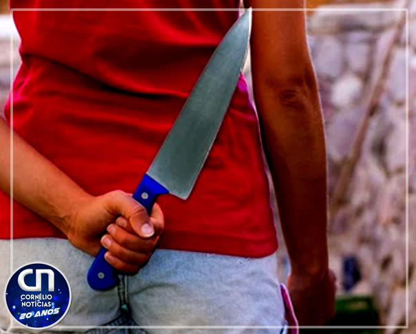 Mulher armada com facão é vista perseguindo homem em Santa Mariana