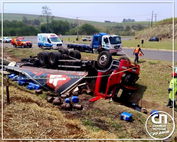 Caminhão baú fica destruído em acidente na BR-369