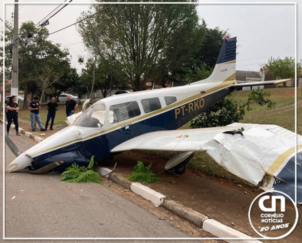 Avião de pequeno porte invade praça durante pouso no interior de SP