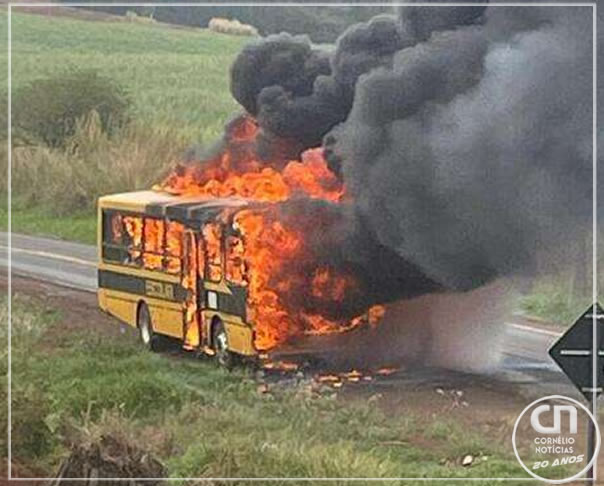 Ônibus que levava estudantes a evento em Jacarezinho pega fogo