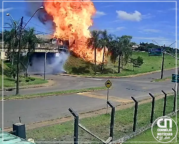 Caminhões com produtos inflamáveis colidem e provocam incêndio no Paraná