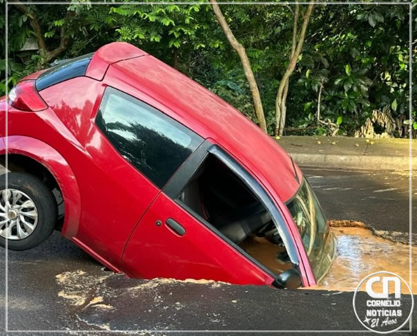 Carro é 'engolido' por buraco em Jaguapitã, no Norte do PR