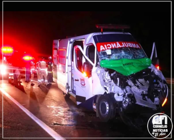 Recém-nascido é "arremessado" de ambulância em colisão com caminhão no PR