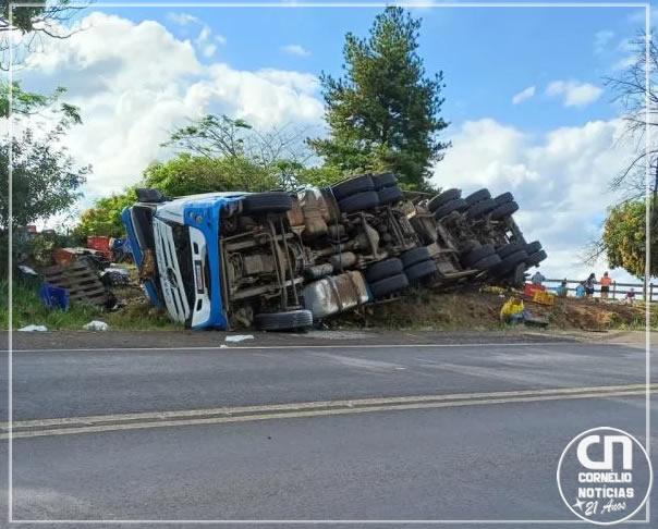 Carreta carregada de cerveja tomba na BR-153 e carga é saqueada