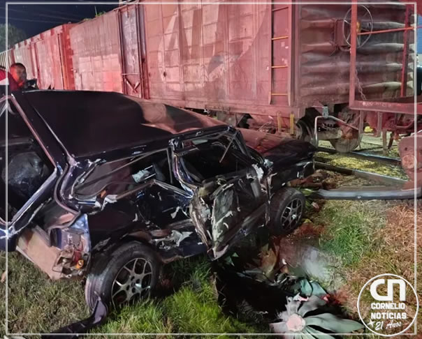 Duas pessoas ficam feridas após carro ser atingido por trem