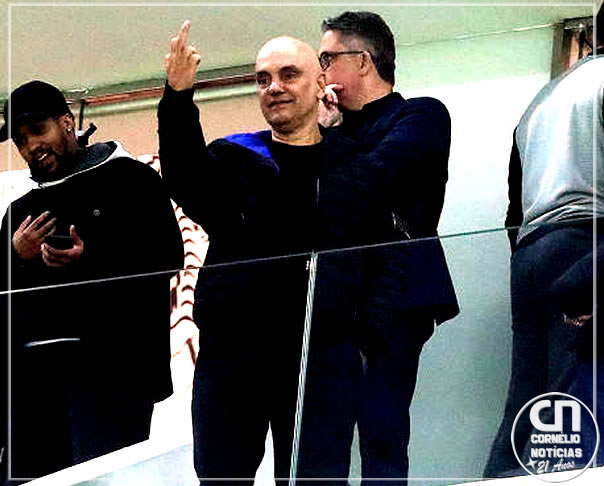 Alexandre de Moraes faz gesto obsceno em  jogo do Corinthians