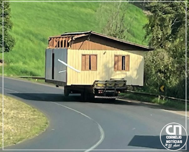 Casa é transportada inteira sobre caminhão em rodovia do Paraná