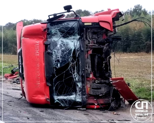 Motorista fica gravemente ferido após cabine de caminhão se soltar no PR