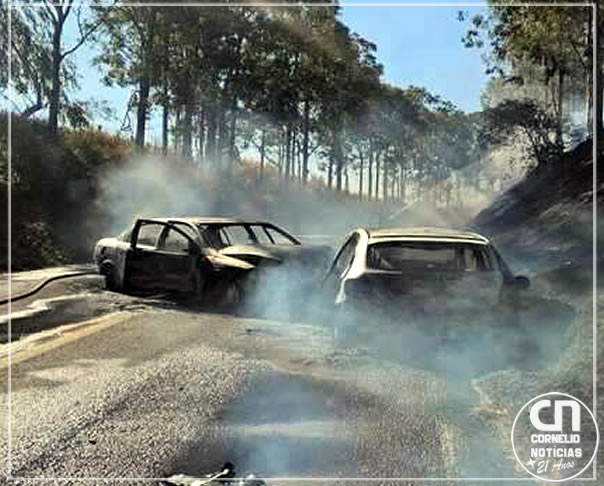 Carros pegam fogo após colisão as margens de rodovia no Noroeste do PR