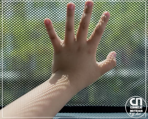 Criança de 5 anos é esquecida dentro de carro e é salva por populares