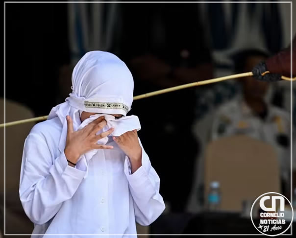 Mulher desmaia após levar 140 chibatadas na Indonésia