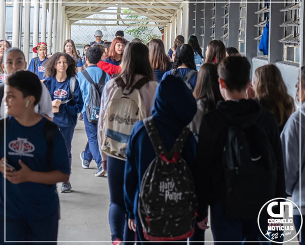 Aulas começam para mais de 1 milhão de estudantes no Paraná