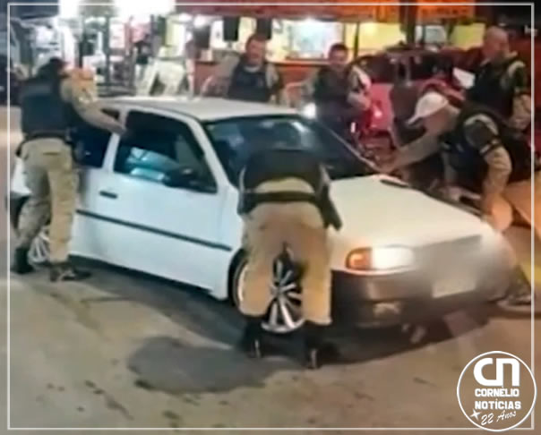 Vídeo: Carro rebaixado fica preso em lombada no litoral do Paraná