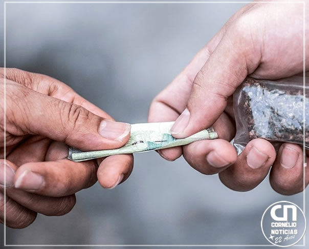 PM prende dois homens por venda de drogas em praça de C. Procópio