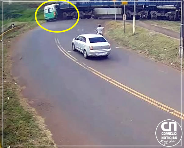 Trem atinge ambulância e a arrasta por cerca de 500 metros no Paraná