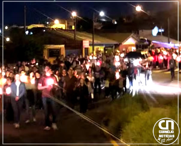 Motorista embriagado acelera carro contra fiéis em procissão no PR