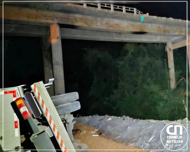Caminhão despenca de ponte em Londrina