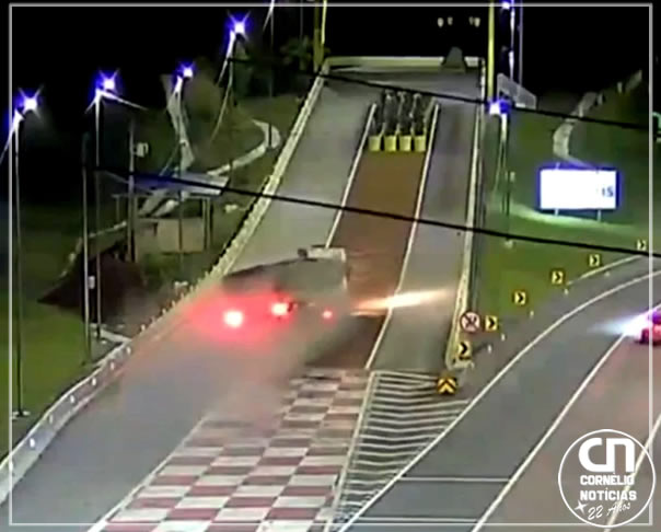 Caminhão desgovernado tomba em área de escape em rodovia do Paraná