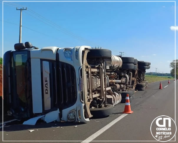 Carreta carregada com frango congelado tomba na BR-369