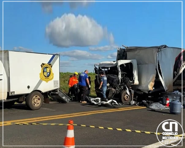Colisão frontal entre caminhões mata dois jovens e deixa três feridos na PR-323