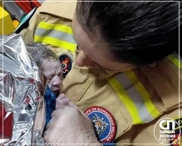 Bebê apressado nasce dentro de carro na frente do Quartel dos Bombeiros