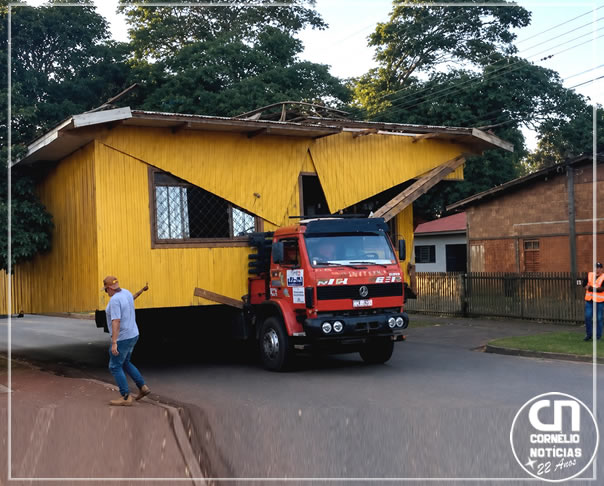 Casa  é vista dando “passeio” de caminhão pelas ruas de cidade no Paraná