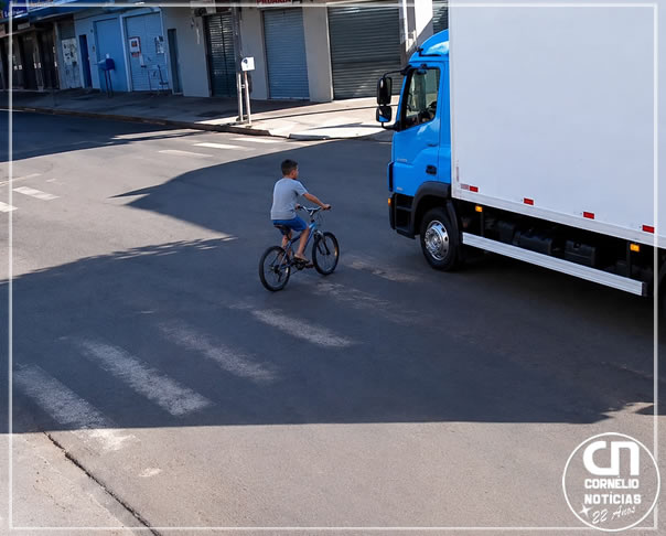 Criança em bicicleta escapa de ser esmagada por caminhão no Paraná