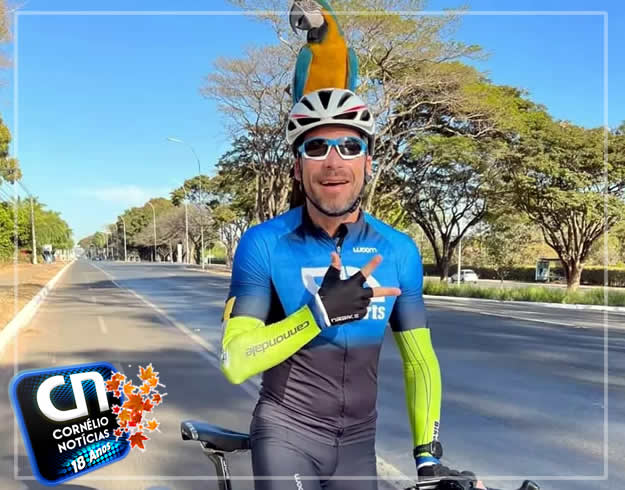 Arara pousa em capacete e 'pega carona' com ciclista durante treino