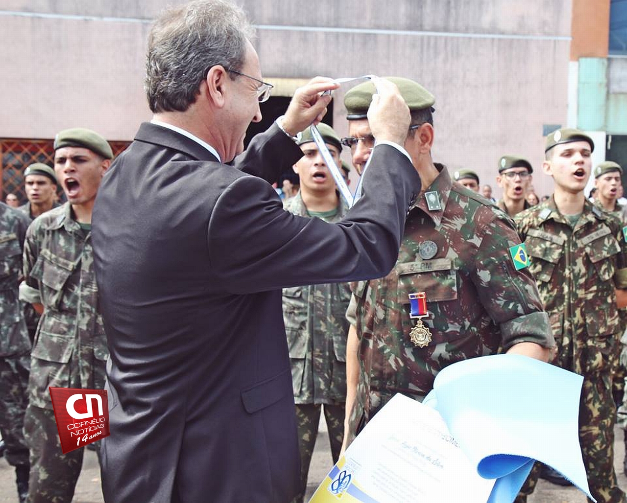 General do Exército Brasileiro inaugura novo portal de acesso ao Tiro de Guerra 05-002