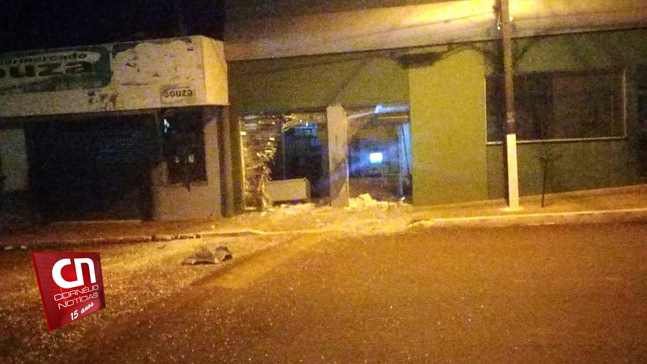 Banco de fica destruído após explosão de caixas 