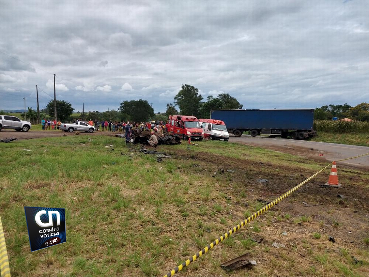 Cinco morrem e um fica ferido em acidente entre carro e caminhão em Santo Antônio da Platina