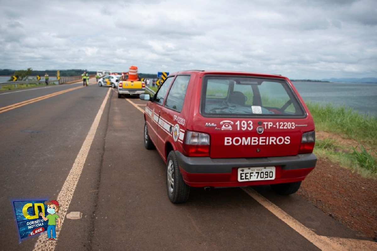 Motorista morre após carreta cair de ponte na divisa dos estados de Paraná e São Paulo