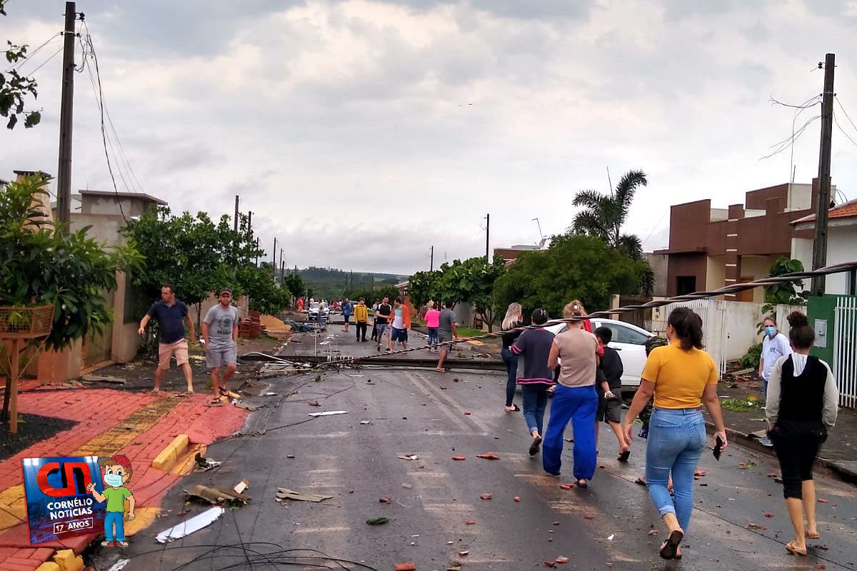 Fortes chuvas danificaram 3 mil casas e derrubaram mais de 900 postes em cidades do Paraná