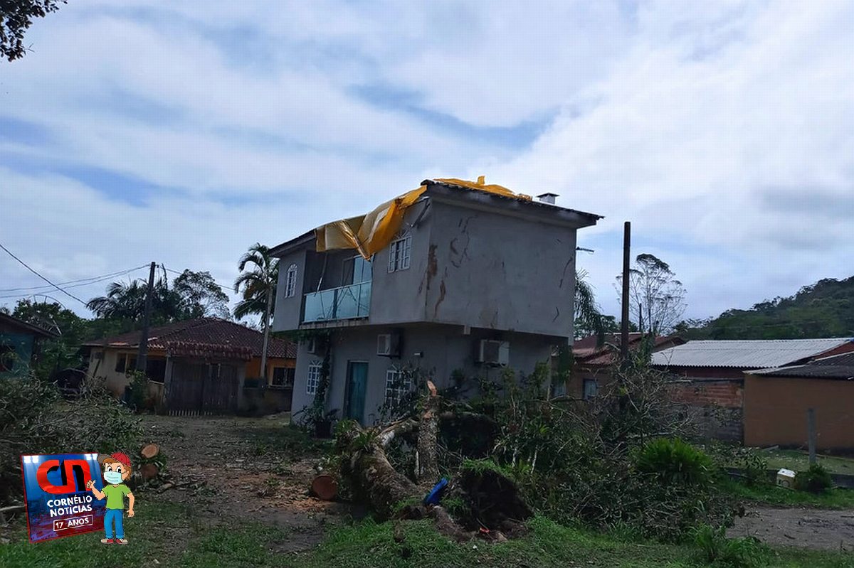 Fortes chuvas danificaram 3 mil casas e derrubaram mais de 900 postes em cidades do Paraná